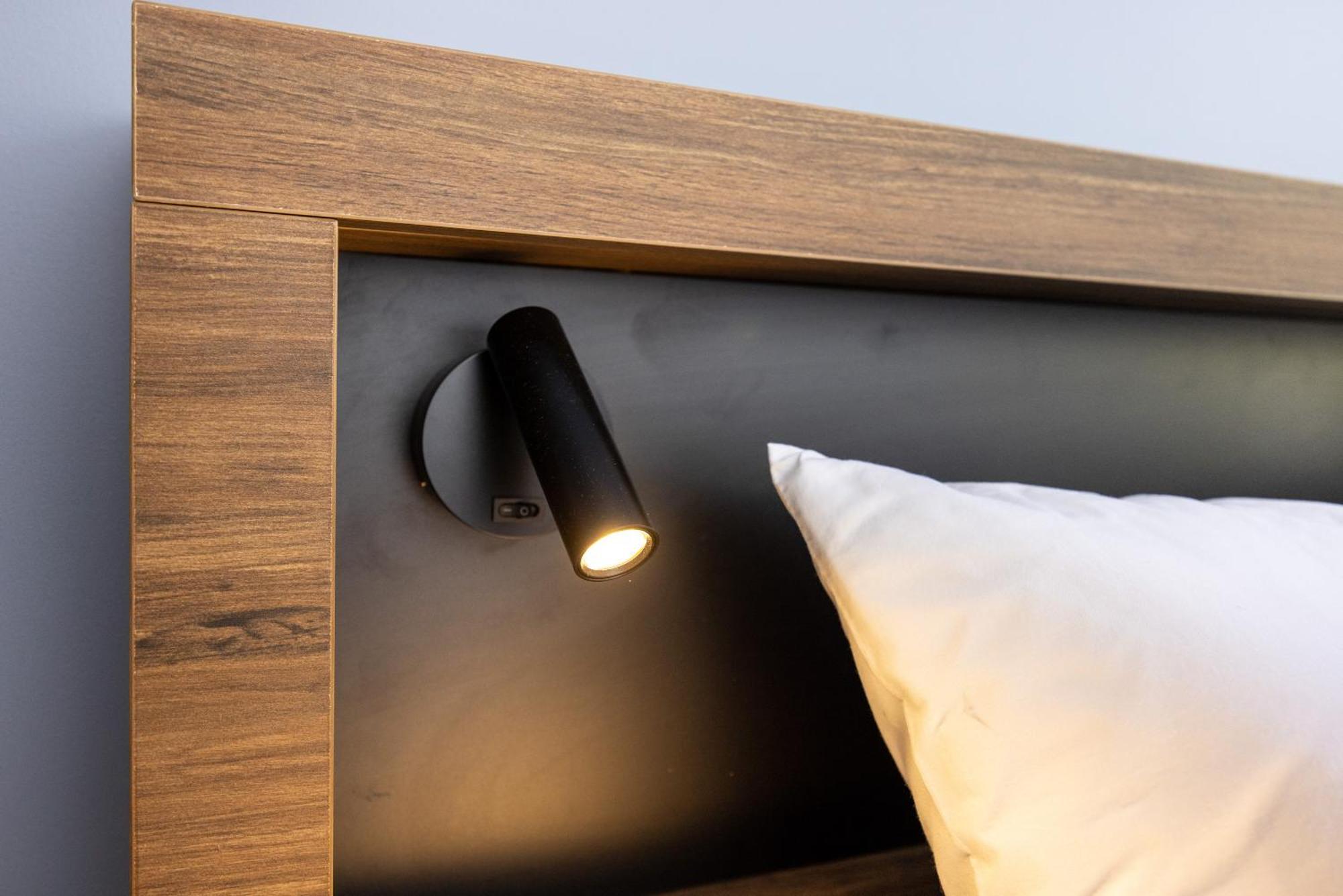 بيت شباب واي إتش إيه روتوروا المظهر الخارجي الصورة A wall-mounted reading light