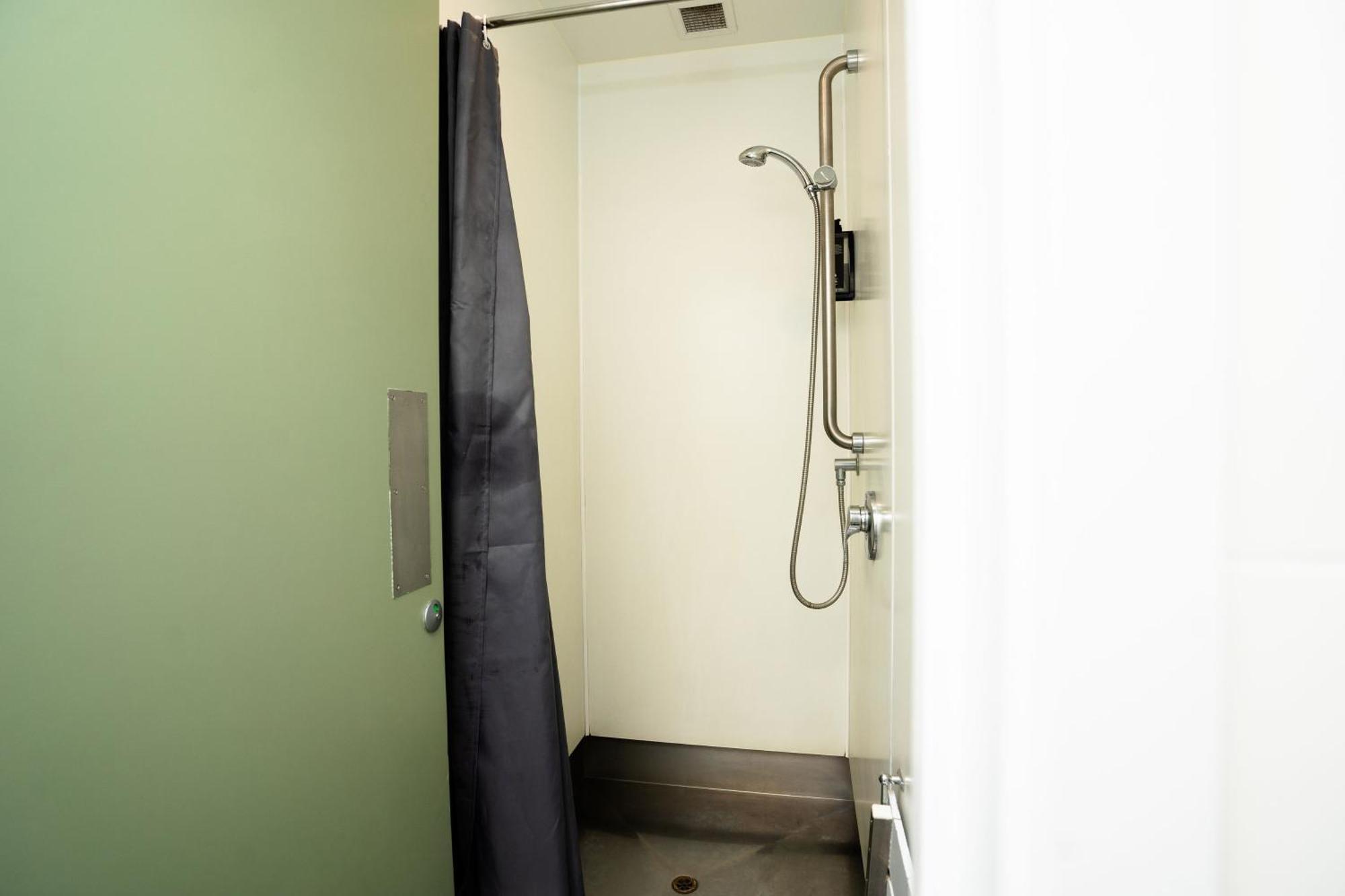بيت شباب واي إتش إيه روتوروا الغرفة الصورة A shower cubicle