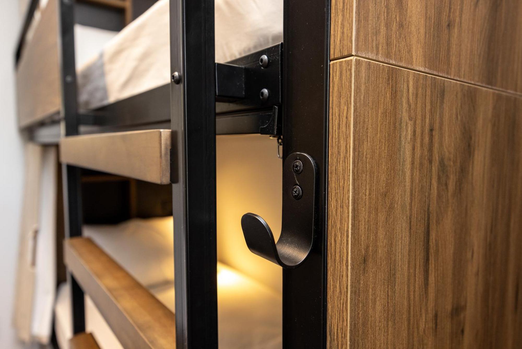 بيت شباب واي إتش إيه روتوروا المظهر الخارجي الصورة A coat hook