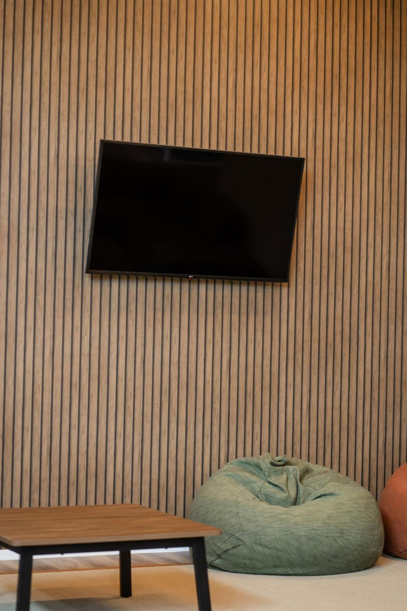 بيت شباب واي إتش إيه روتوروا المظهر الخارجي الصورة A wall mounted television